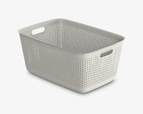 Rektangulær opbevaringskurv lavet af hvid plastik med perforeret design for ventilation. Har afrundede hjørner og integrerede håndtag på to sider for nem transport. Kurven har en glat overflade og er let, velegnet til organisering af husholdningsartikler.