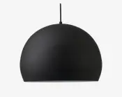 En mat sort, kuppelformet pendellampe med en glat overflade og et minimalistisk design. Lampen har en rund, halvkugleformet skærm og hænger ned fra en central ledning. Lampens inderside ser ud til at være hvid, hvilket hjælper med at reflektere lyset nedad.