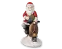 Dekorativ figur, der forestiller en person i rød frakke med hvid kant, som minder om en traditionel julefigur, kørende på en retro-inspireret scooter. Figuren holder en stak farverige gaver på scooterens styr. Basen er struktureret, så den ligner sne og giver et vinterligt udtryk. Figuren har detaljeret udformning af tøj, skæg og scooter samt håndmalet finish, der giver et charmerende og hyggeligt udtryk.