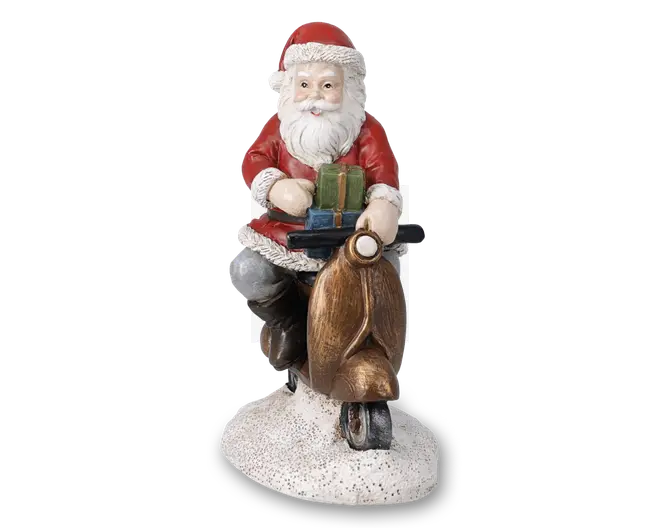 Dekorativ figur, der forestiller en person i rød frakke med hvid kant, som minder om en traditionel julefigur, kørende på en retro-inspireret scooter. Figuren holder en stak farverige gaver på scooterens styr. Basen er struktureret, så den ligner sne og giver et vinterligt udtryk. Figuren har detaljeret udformning af tøj, skæg og scooter samt håndmalet finish, der giver et charmerende og hyggeligt udtryk.