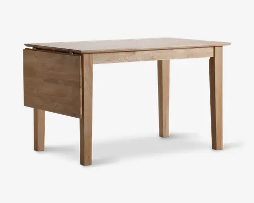Rektangulært bord i træ med naturfinish, fire solide ben og en klap på den ene side, der kan foldes ud for at give ekstra bordplads. Det enkle og rene design fremhæver træets årer og passer til mange forskellige indretninger.