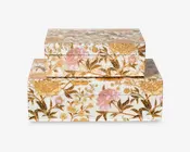 Sæt med to rektangulære opbevaringskasser, hver med en blank overflade og et detaljeret blomstermønster i guld, lyserød og grønne nuancer. Kasserne har et sømløst design, hvor blomstermotivet fortsætter rundt om alle sider, og blomsterne har fine blade og blomsterhoveder. Den større kasse fungerer som base, mens den mindre kasse er stablet ovenpå. Begge kasser har hængslet låg og er designet til dekorativ opbevaring.