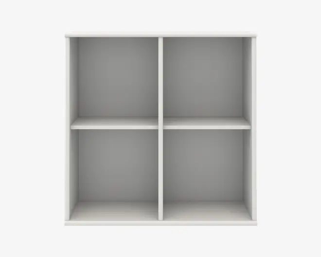 En kvadratisk reol med hvid finish, der har fire lige store åbne rum arrangeret i et 2x2 gitter. Hylderne har rene, lige linjer og et moderne, minimalistisk design. Både indvendige og udvendige overflader er glatte, og reolen kan placeres på gulvet eller monteres på væggen.