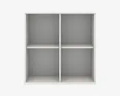 En kvadratisk reol med hvid finish, der har fire lige store åbne rum arrangeret i et 2x2 gitter. Hylderne har rene, lige linjer og et moderne, minimalistisk design. Både indvendige og udvendige overflader er glatte, og reolen kan placeres på gulvet eller monteres på væggen.