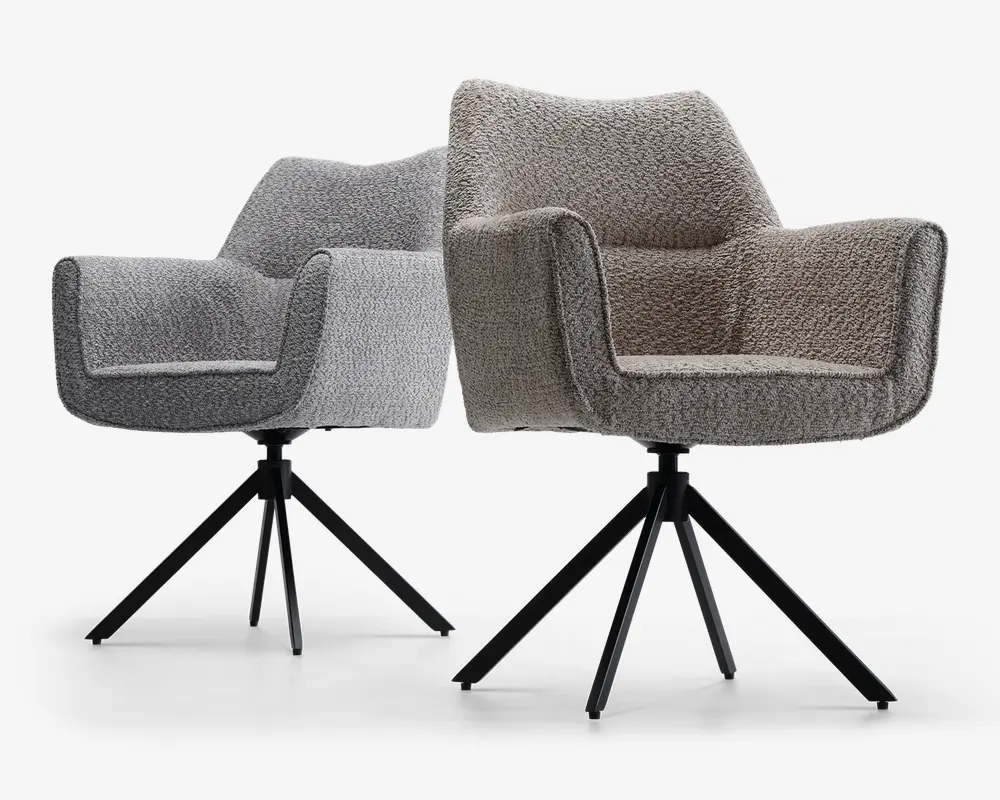 To moderne stole med blødt, tekstureret betræk i lysegrå og taupe farver. Hver stol har høj ryg, brede armlæn og en dyb, polstret siddeflade for ekstra komfort. Stolene har et moderne design med fire sorte metalben, der spreder sig udad for stabilitet og et stilfuldt udtryk.