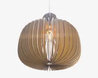 Loftlampe med et moderne, kugleformet design bestående af flere buede trælameller, der er placeret lodret omkring en centralt placeret, synlig pære. Lamellerne skaber en åben og luftig struktur, som lader lyset passere igennem og giver dekorative skygger. Træet har en naturlig finish, hvilket giver lampen et varmt og organisk udtryk.