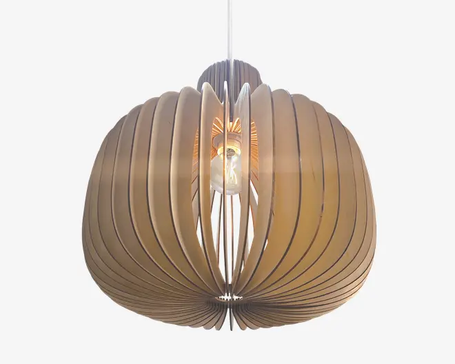 Loftlampe med et moderne, kugleformet design bestående af flere buede trælameller, der er placeret lodret omkring en centralt placeret, synlig pære. Lamellerne skaber en åben og luftig struktur, som lader lyset passere igennem og giver dekorative skygger. Træet har en naturlig finish, hvilket giver lampen et varmt og organisk udtryk.