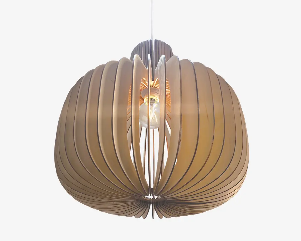 Loftlampe med et moderne, kugleformet design bestående af flere buede trælameller, der er placeret lodret omkring en centralt placeret, synlig pære. Lamellerne skaber en åben og luftig struktur, som lader lyset passere igennem og giver dekorative skygger. Træet har en naturlig finish, hvilket giver lampen et varmt og organisk udtryk.