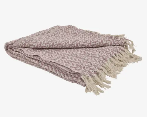 Blødt vævet tekstil med et diskret geometrisk mønster i afdæmpede rosa og cremefarver. Kanterne er afsluttet med lange, snoede frynser i creme, som giver et dekorativt udtryk. Stoffet virker let, men samtidig hyggeligt og egner sig godt til at lægge over møbler eller bruge som ekstra lag.