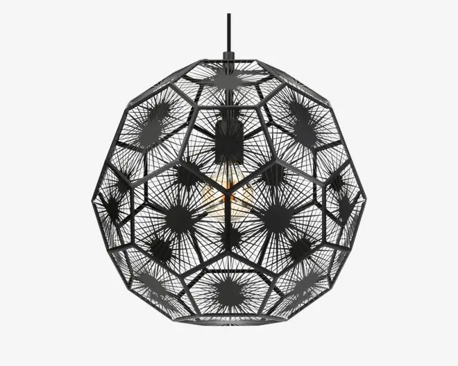 En geometrisk pendellampe med kugleform, lavet af sammenkoblede sorte metalstænger, der danner fem- og sekskantede mønstre. Det åbne design har stråleformede linjer fra cirkulære centre på hver flade, hvilket skaber en stjerneeffekt. Pæren er synlig indeni og bidrager til et moderne, industrielt udtryk.
