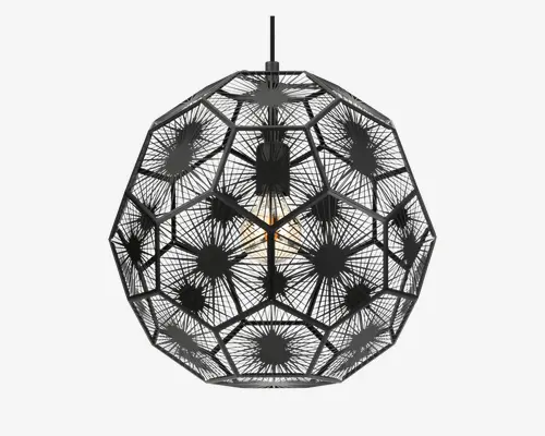 En geometrisk pendellampe med kugleform, lavet af sammenkoblede sorte metalstænger, der danner fem- og sekskantede mønstre. Det åbne design har stråleformede linjer fra cirkulære centre på hver flade, hvilket skaber en stjerneeffekt. Pæren er synlig indeni og bidrager til et moderne, industrielt udtryk.