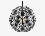 En geometrisk pendellampe med kugleform, lavet af sammenkoblede sorte metalstænger, der danner fem- og sekskantede mønstre. Det åbne design har stråleformede linjer fra cirkulære centre på hver flade, hvilket skaber en stjerneeffekt. Pæren er synlig indeni og bidrager til et moderne, industrielt udtryk.