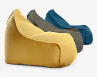 Tre sækkestole vises i farverne gul, grå og blå. Hver stol har en blød, afrundet form med en støttende ryg og et bredt, lavt sæde. Stoffet ser ud til at være et åndbart mesh-materiale, og syningerne er forstærkede for holdbarhed. Stolene er designet til at give komfortabel, afslappet siddeplads og egner sig til forskellige indendørs miljøer.