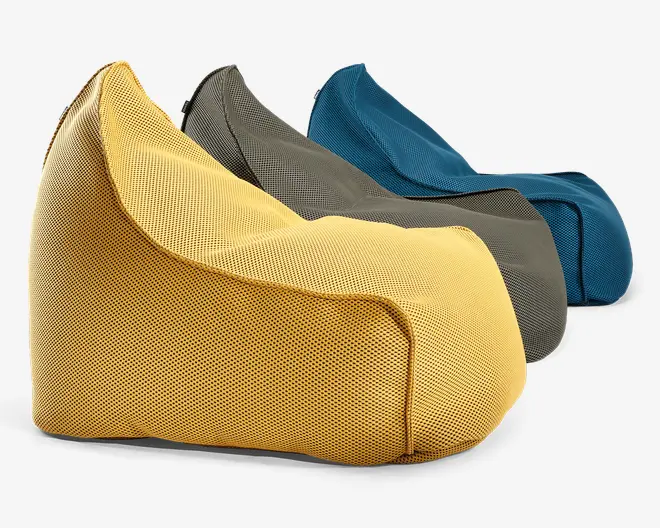 Tre sækkestole vises i farverne gul, grå og blå. Hver stol har en blød, afrundet form med en støttende ryg og et bredt, lavt sæde. Stoffet ser ud til at være et åndbart mesh-materiale, og syningerne er forstærkede for holdbarhed. Stolene er designet til at give komfortabel, afslappet siddeplads og egner sig til forskellige indendørs miljøer.