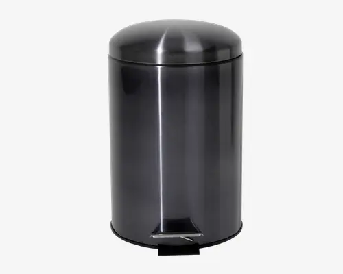 Elegant, cylindrisk beholder med blank sort overflade og kuppelformet låg. Har en fodpedal nederst for håndfri åbning. Overfladen er glat og reflekterende, hvilket giver et moderne og minimalistisk udtryk. Kompakt størrelse, velegnet til små rum som badeværelser eller kontorer.