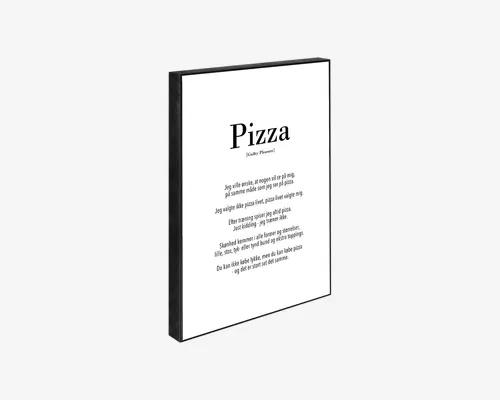 Minimalistisk vægplakat med sort ramme, hvor ordet 'Pizza' står øverst med store, fede bogstaver, efterfulgt af en humoristisk eller poetisk tekst på dansk om pizza. Designet er enkelt med sort tekst på hvid baggrund, hvilket passer godt til moderne eller skandinaviske indretninger.