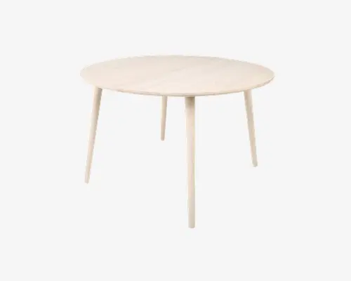 Et rundt bord med lys træfinish, der har en glat, flad bordplade og fire slanke, koniske ben. Designet er minimalistisk og moderne med rene linjer og synlig træstruktur på bordpladen.