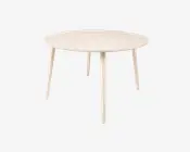 Et rundt bord med lys træfinish, der har en glat, flad bordplade og fire slanke, koniske ben. Designet er minimalistisk og moderne med rene linjer og synlig træstruktur på bordpladen.