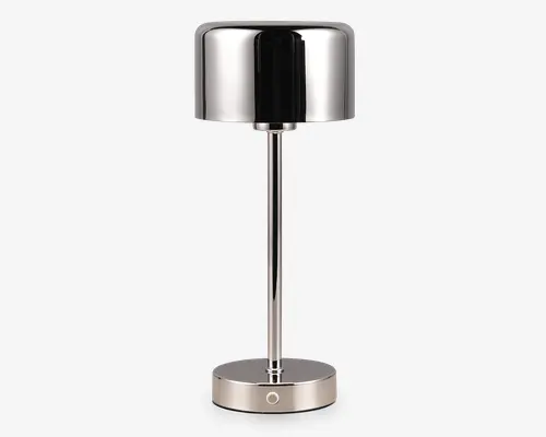 Elegant, moderne bordlampe med blank kromfinish. Lampen har en cylindrisk lampeskærm, en slank, lige stang og en rund fod med en touch-følsom tænd/sluk-knap. Den reflekterende overflade giver et stilrent og minimalistisk udtryk, der passer til moderne indretning.