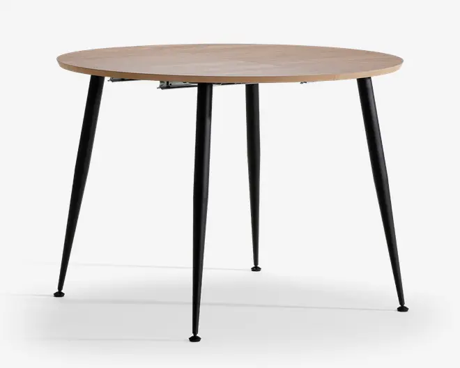 Rundt bord med en lys træbordplade og fire slanke, koniske sorte metalben. Designet er minimalistisk og moderne med en glat overflade og rene linjer, velegnet til moderne indretning.