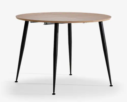 Rundt bord med en lys træbordplade og fire slanke, koniske sorte metalben. Designet er minimalistisk og moderne med en glat overflade og rene linjer, velegnet til moderne indretning.
