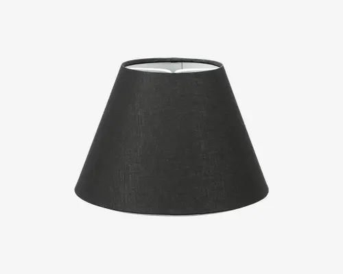 En konisk lampeskærm med mat sort stof på ydersiden og hvid inderside. Stoffet har en diskret vævet struktur, som giver et moderne og elegant udtryk. Topåbningen er mindre end bunden, hvilket giver en fokuseret lysspredning. Skærmen er designet til at passe til standard lampesokler.