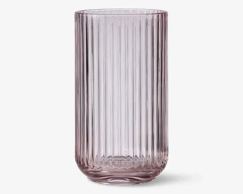 Klar cylindrisk glas med lodret rillet struktur, lige sider og en let afrundet bund.