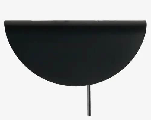 Har en elegant, mat sort, halvcirkelformet skærm med en glat overflade og rene, moderne linjer. Skærmen er monteret på en slank, metallisk stang, hvilket giver et minimalistisk og nutidigt udtryk. Designet fremhæver enkelhed og geometriske former, velegnet til moderne indretning.