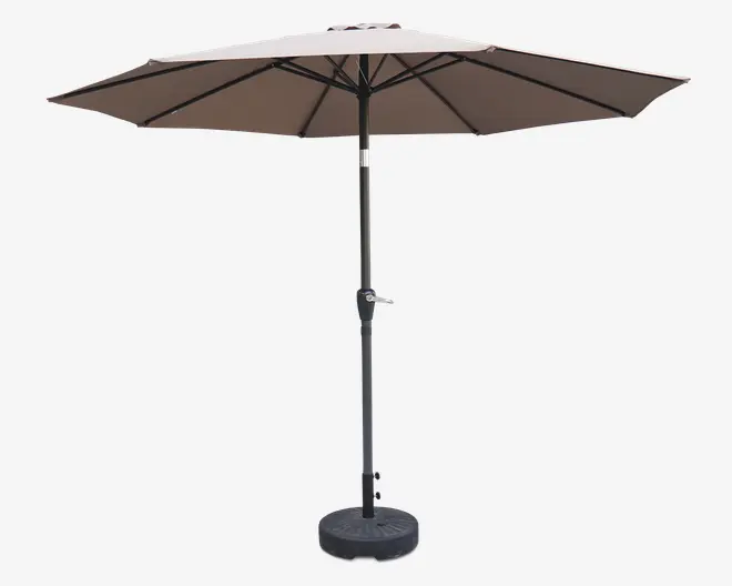 Stor udendørs parasol med rund, taupefarvet dug og solid sort metalstang. Har et håndsving til nem åbning og lukning. Parasollen står på en tung, rund fod for stabilitet. Dugen understøttes af flere stivere, som giver god styrke og jævn spænding.
