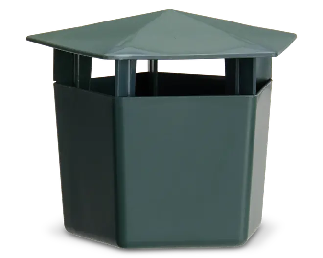 Sekskantet mørkegrøn beholder med bredt, skråt tag og åbne sider nær toppen for ventilation. Designet er robust og vejrbestandigt, velegnet til udendørs brug. Den glatte overflade og kantede form giver et moderne udseende.