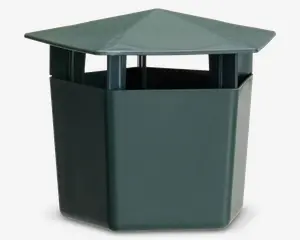 Sekskantet mørkegrøn beholder med bredt, skråt tag og åbne sider nær toppen for ventilation. Designet er robust og vejrbestandigt, velegnet til udendørs brug. Den glatte overflade og kantede form giver et moderne udseende.
