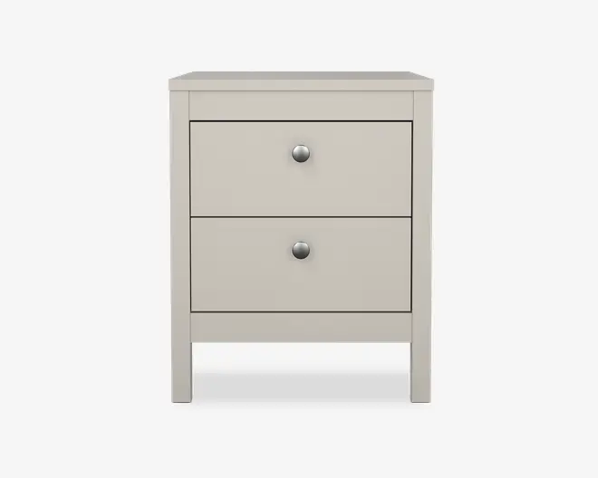Et kompakt, rektangulært natbord med en glat, lysegrå finish. Det har to rummelige skuffer, hver med et rundt, metalgreb for nem åbning. Designet er enkelt og moderne med rene linjer og let hævede ben, der giver et diskret løftet udtryk.