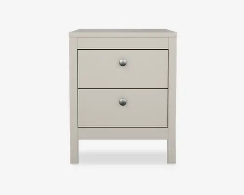Et kompakt, rektangulært natbord med en glat, lysegrå finish. Det har to rummelige skuffer, hver med et rundt, metalgreb for nem åbning. Designet er enkelt og moderne med rene linjer og let hævede ben, der giver et diskret løftet udtryk.