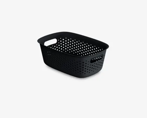 Rektangulær sort plastikkurv med afrundede hjørner, der har et mønster af jævnt fordelte små huller på alle sider og i bunden for ventilation. Kurven har to integrerede håndtag på modsatte sider for nem transport. Overfladen er mat, og kurven er let og kan stables.