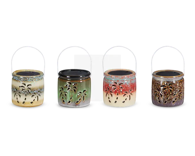 Sæt med fire dekorative lanterner, hver med metalhåndtag og keramisk krop med udskårne palmetræsmotiver. Lanternerne har forskellige farvekombinationer: én er creme og blå, én er grøn og brun, én er creme og rød, og den sidste er brun og lilla. Udskæringerne i mønsteret lader lyset skinne igennem og skaber en tropisk stemning.