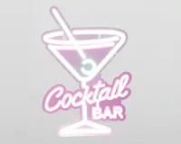 Neonskilt med et martiniglas, en rørepind og en oliven, omkranset af lyserøde og hvide lys. Teksten 'Cocktail Bar' står under glasset, hvor 'Cocktail' er skrevet med stor, kursiv skrift, og 'BAR' står med blokbogstaver. Designet har et retro og legende udtryk med en blød glød.
