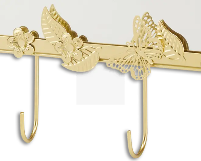 En dekorativ knagerække i guldfarvet metal med to solide kroge. Øverst på rækken er der udsmykninger med indviklede blomster- og bladmønstre samt et detaljeret sommerfuglemotiv, hvilket giver et elegant og dekorativt udtryk. Krogene er glat buede for nem ophængning af genstande, og hele overfladen har en blank og poleret finish.