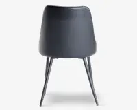 Stol med glat, buet ryg og sæde lavet af ét stykke materiale, udført i mat sort. Stolen har fire slanke, tilspidsede ben, der skråner udad for stabilitet, også i matchende sort farve. Designet er minimalistisk og moderne uden synlige samlinger eller udsmykninger.