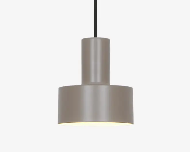 Et moderne pendellampe med en mat grå cylindrisk skærm. Designet har en høj, smal cylinder øverst, som går over i en bredere og kortere cylinder nederst, hvilket giver et geometrisk og minimalistisk udtryk. Lampen hænger i en sort ledning, og indersiden af skærmen er hvid for at forbedre lysrefleksionen.