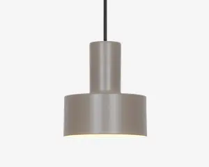 Et moderne pendellampe med en mat grå cylindrisk skærm. Designet har en høj, smal cylinder øverst, som går over i en bredere og kortere cylinder nederst, hvilket giver et geometrisk og minimalistisk udtryk. Lampen hænger i en sort ledning, og indersiden af skærmen er hvid for at forbedre lysrefleksionen.