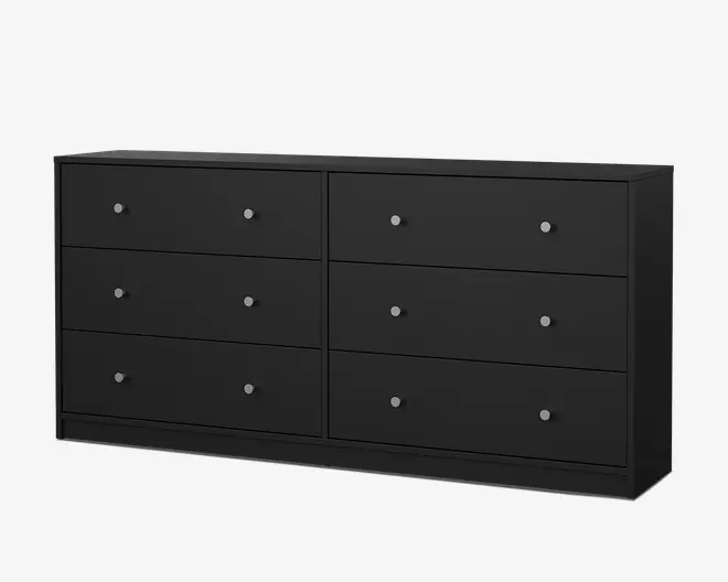 En elegant, moderne kommode med mat sort finish. Den har seks rummelige skuffer arrangeret i to kolonner, hver skuffe udstyret med en lille, rund sølvfarvet knop for nem åbning. Kommoden har rene linjer og et minimalistisk design, hvilket gør den velegnet til moderne indretninger.