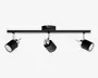 Moderne loftmonteret spotlys med tre justerbare cylindriske lamper i mat sort finish. Hver lampe er fastgjort til en kromarm, hvilket giver mulighed for retningsbestemt belysning. Lampen er monteret på en slank, vandret sort stang med en rund base i midten til installation.