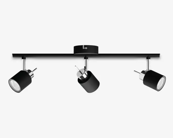 Moderne loftmonteret spotlys med tre justerbare cylindriske lamper i mat sort finish. Hver lampe er fastgjort til en kromarm, hvilket giver mulighed for retningsbestemt belysning. Lampen er monteret på en slank, vandret sort stang med en rund base i midten til installation.