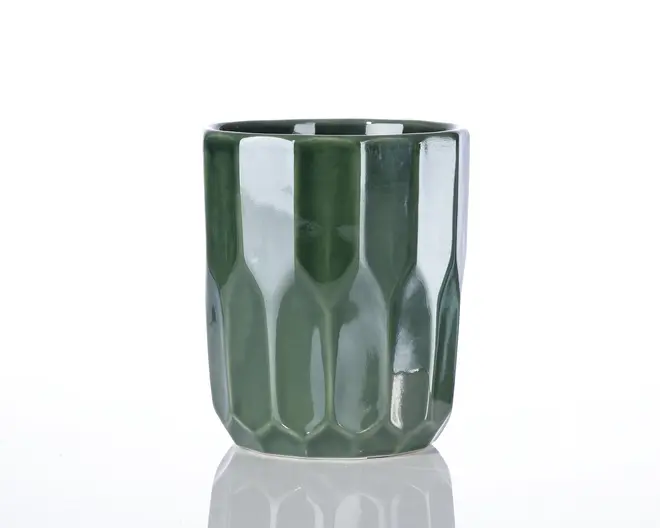 En blank, mørkegrøn keramikkop med et facetslebet, geometrisk overflademønster. Koppen har en cylindrisk form med lodrette riller, der giver et moderne og tekstureret udtryk. Indersiden er også glaseret, og kanten er glat og afrundet.