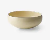 En rund skål med glatte sider og blank, lysebeige overflade både indvendigt og udvendigt. Skålens kant er markeret med en tynd, mørk streg, som giver et diskret og elegant udtryk. Skålen har et minimalistisk design uden hanke eller mønstre og egner sig til servering af forskellige retter.