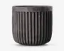 En rund, mørkegrå potte med mat finish og lodrette riller, der løber fra bunden op til lige under kanten. Kanten er glat og en smule tykkere end resten af potten, hvilket giver et moderne og industrielt udtryk.