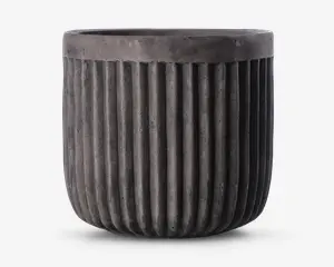 En rund, mørkegrå potte med mat finish og lodrette riller, der løber fra bunden op til lige under kanten. Kanten er glat og en smule tykkere end resten af potten, hvilket giver et moderne og industrielt udtryk.