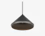 Loftlampe med mat sort, konisk metalskærm og bred, åben bund. Skærmens inderside har en varm bronzefarvet finish, som giver en blød kontrast til det ydre. Lampen hænger i en sort ledning og har et moderne, minimalistisk udtryk. Velegnet til fokuseret, nedadrettet belysning over borde eller køkkenøer.