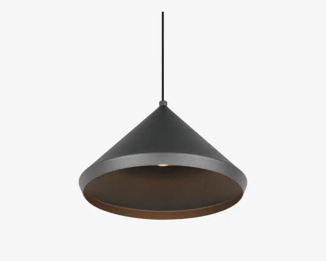 Loftlampe med mat sort, konisk metalskærm og bred, åben bund. Skærmens inderside har en varm bronzefarvet finish, som giver en blød kontrast til det ydre. Lampen hænger i en sort ledning og har et moderne, minimalistisk udtryk. Velegnet til fokuseret, nedadrettet belysning over borde eller køkkenøer.