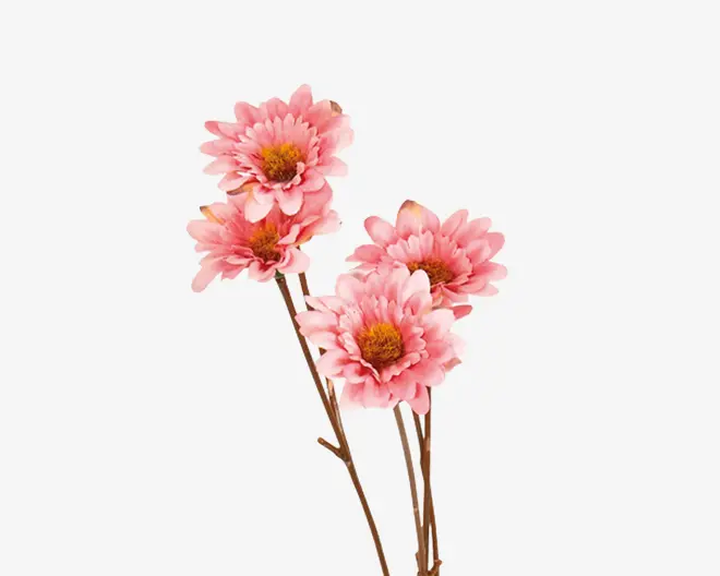 Fire kunstige lyserøde blomster med lagdelte kronblade og gule midter, fastgjort til lange, slanke brune stilke. Kronbladene har en blød farveovergang fra lys til mørkere pink, hvilket giver et realistisk udseende. Blomsterne er arrangeret i en naturlig, let spredt klynge.